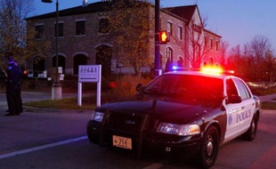 Trois personnes ont été tuées et quatre autres blessées par un homme qui a ouvert le feu dimanche dans un institut de beauté de la banlieue de Milwaukee (Winsconsin, nord des Etats-Unis), a annoncé dimanche la police.