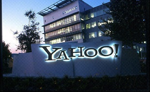 Le magazine people Public (groupe Hachette Filipacchi Médias, HFM) et le géant de l'internet Yahoo! s'unissent pour lancer lundi sur le web Public TV, qui se présente comme "la première chaîne 100% people et 100% internet", ont annoncé lundi les deux sociétés.
