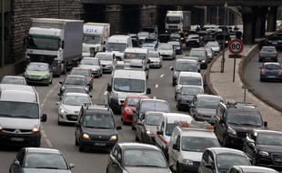 Paris, le 14 juillet 2012. Des embouteillages se forment sur le périphérique parisien à l'occasion des départs en vacances.
