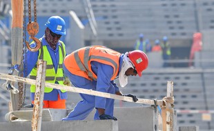 Des ouvriers sur un chantier du Mondial 2022, à Doha, au Qatar.