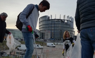 Ramassage de déchets aux abords du Parlement européen à Strasbourg contre l'utilisation des produits plastiques jetables ce mardi matin.
