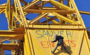 Serge Charnay retranché dans une grue le 17 février 2013 à Nantes
