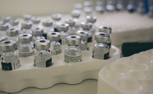 Vaccination : Inquiétudes face aux premières pénuries d’ingrédients pour la production de vaccins anti-Covid (Illustration)
