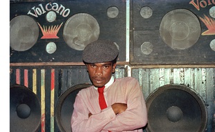 Le DJ El Figo Barker devant le sound-system Volcano, 1984