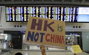 Un manifestant à l'aéroport de Hong Kong, le 10 août.