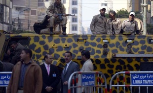 Des policiers égyptiens en faction devant le tribunal de Minya, le 25 mars 2014, où se déroule le procès de 700 partisans de Morsi