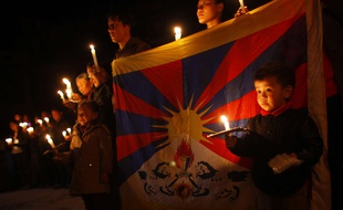 Des exilés tibétains manifestent après l'immolation d'un homme protestant contre la Chine, à Katmandou au Népal, le 13 février 2013.