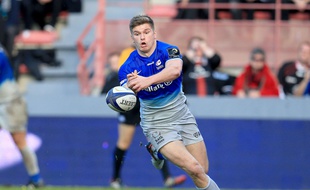 L'ouvreur des Saracens Owen Farrell relâche le ballon au moment de marquer un essai contre le Stade Toulousain, le 23 janvier 2016 au stade Ernest-Wallon.