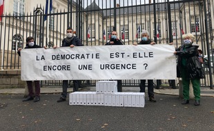 Des militants de l'association A la Bretonne devant la mairie de Nantes, le 28 octobre 2020