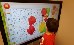 Au centre Tedybear, dans le 13e arrondissement de Paris, une soixantaine d'enfants peuvent être accompagnés avec des ateliers pensés sur mesure pour les aider à être scolarisés.
