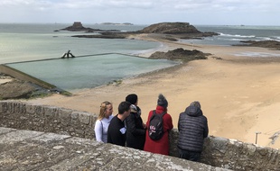 En ce premier jour de déconfinement, certains ont profité des charmes de Saint-Malo.