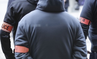Illustration: des policiers en civil munis d'un brassard «police».