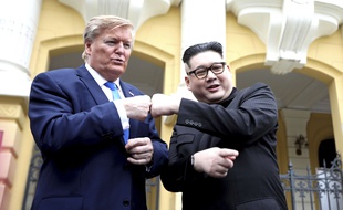 Les sosies de Donald Trump et de Kim Jong-un, Russell White et Howard X, à Hanoï le 22 février 2019.