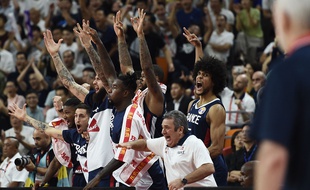 Gregg Popovich regarde le banc français exulter