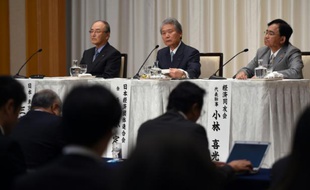 Sadayuki Shakakibara (c), président du Keidanren, la plus importante fédération patronale nippone, Akio Mimura (g), président de la Chambre de commerce et d'industrie du Japon, et Yoshimitsu Kobayashi (d), président de l'organisme des hommes d'affaires Nippon Doyukai, le 5 janvier 2016 à Tokyo
