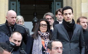 Francoise Bettencourt Meyers (c), fille de Liliane Bettencourt, accompagnée de son fils Jean-Victor (2e d) et de ses avocats, quitte le palais de justice de Bordeaux, le 26 janvier 2015