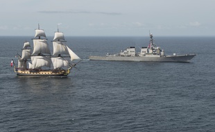 L'USS Mitscher (D), un destroyer américain, croise la réplique de la frégate française L'Hermione au large des côtes de Virginie, le 2 juin 2015.