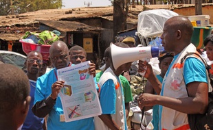Des professionnels de la santé informent les habitants des risques du virus Ebola et des moyens de prévenir l'infection, à Conakry en Guinée, le 31 mars 2013.