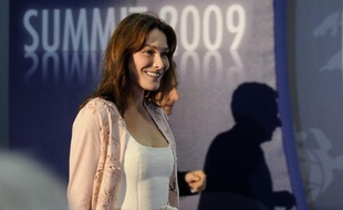 Carla Bruni-Sarkozy à une conférence de presse donnée par son époux au G8 en Italie, le 9 juillet 2009.