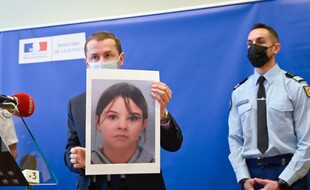 Le procureur d'Épinal, Nicolas Heitz, présente à la presse un portrait de Mia Montemaggi, 8 ans, enlevée le 12 avril 2021 dans les Vosges.