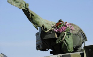 Un bouquet de fleurs sur la tourelle d'un char des forces ukrainiennes, le 5 octobre 2015 à Crymske, dans la région séparatiste de Lougansk