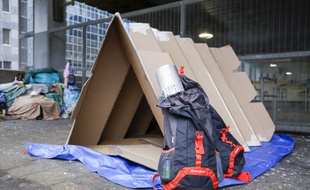 Une vingtaine d’abris en carton conçus sur le principe de l’origami, technique japonaise de pliage de papier, vont être distribués aux sans-abri à Bruxelles.