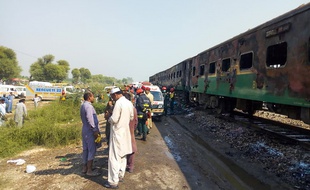 Au moins 65 personnes ont péri dans l'incendie qui s'est déclaré à bord d'un train de passagers au Pakistan, le 31 octobre 2019.