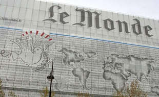 Façade du quotidien Le Monde à Paris, le 17 avril 2008.