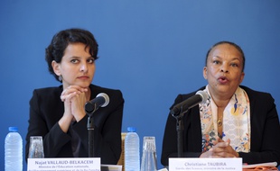 Najat Vallaud-Belkacem et Christiane Taubira lors de la conférence de presse sur les scandales de pédophilie à l'école, le 4 mai 2015 à Grenoble.