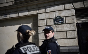 Des officiers de police en patrouille sur les Champs-Elysées.