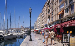 Le port de la ville de Toulon dans le Var.