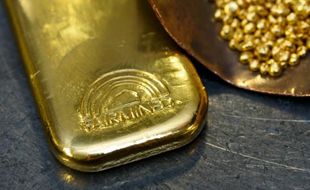 Un lingot et des pépites d'or éthiques dans un atelier Chopard à Meyrin, près de Genève, le 11 novembre 2015