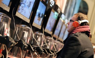 A côté des productions à gros budget, les jeux vidéo indépendants, réalisés par des équipes plus petites et pour des coûts très inférieurs, émergent sur les consoles, après avoir fait leur trou sur d'autres supports comme les appareils mobiles.