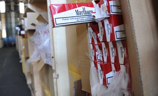 Des cartouches de cigarettes saisies par les douaniers français. Illustration.