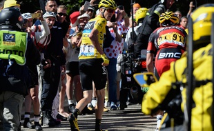 Christopher Froome finit la 12e étape du Tour de France à pied, le 14 juillet 2016.