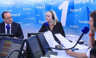 François Hollande, face à Thomas Sotto, sur Europe 1, le 17 mai 2016.