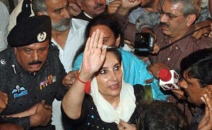 Les autorités pakistanaises ont levé dans la nuit de jeudi à vendredi l'assignation à résidence de l'ex-Premier ministre Benazir Bhutto, a déclaré à l'AFP un haut responsable provincial.