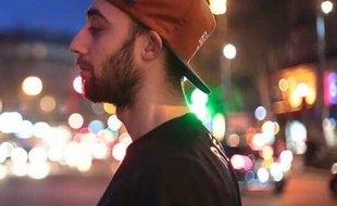 Pendant que vous dormez, Zak arpente les rues en courant pour «se retrouver».
