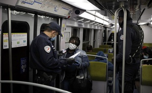 Des policiers effectuant des contrôles dans un RER le 15 mai 2020