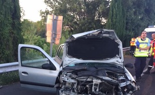 La voiture du chauffard a été détruite sous le choc. le passager est décédé;