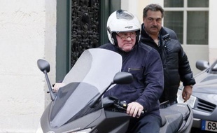 Gérard Depardieu, qui a entamé à New York le tournage d'un film sur l'affaire DSK, est absent à son procès vendredi matin à Paris pour conduite en état d'ivresse de son scooter en novembre.