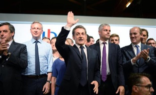 Nicolas Sarkozy (C) salue la foule lors du congrès de l'UMP, le 30 mai 2015 à Paris