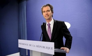 Le porte-parole de l'Elysée David Martinon, dont la démission avait été refusée par Nicolas Sarkozy il y a dix jours après le capotage de sa campagne pour les municipales à Neuilly, a assuré jeudi qu'il conservait ses fonctions à la présidence.