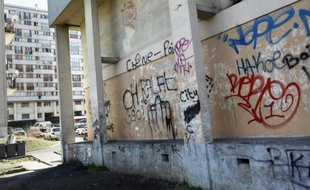 Grafittis sur des immeubles du quartier du "Chêne-Pointu" le 21 février 2012 à Clichy-sous-Bois