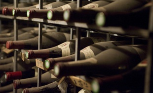 Des bouteilles de vin dans une cave (illustration).