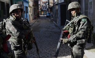 Des soldats brésiliens patrouillent dans les rues de la favela de Mare à Rio le 5 avril 2014