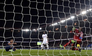 Lucas a profité d'une erreur de Mendy pour ouvrir le score lors du Classico PSG-OM, le 9 novembre 2014 au Parc des Princes.