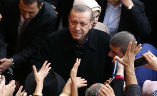 Recep Tayyip Erdogan à la sortie d'un bureau de vote d'Istanbul, le 1er novembre 2015.