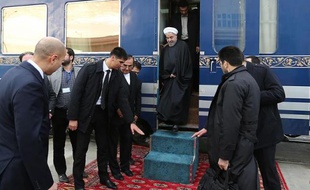 Le président iranien Hassan Rohani arrive à la gare de Ak Yayla, à la frontière Turkmène, le 3 décembre 2014
