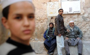 La destruction fin décembre du mausolée d'un érudit, père de l'intégration des arabes dans la communauté berbère de Ghardaïa, au sud d'Alger, a attisé les tensions qui risquent de se transformer en un conflit communautaire aux conséquences lourdes pour le pays.